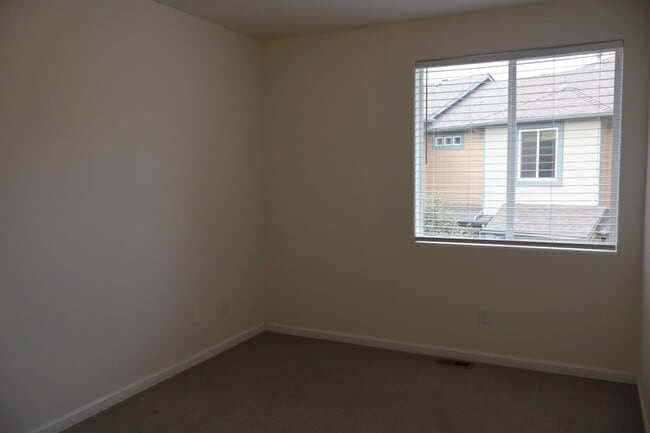 Building Photo - Beautiful Fort Collins 3 Bed, 2.5 Bath Townhome + $200 Off First Months Rent!