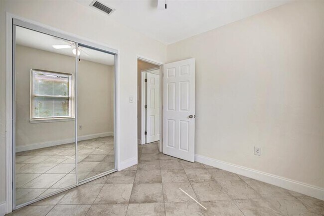 Building Photo - 933 SW 19th St