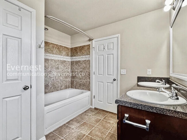 Building Photo - 3 Bed/2 Bath Home with Fenced Yard & Garage / Pet-Friendly / Available Soon!