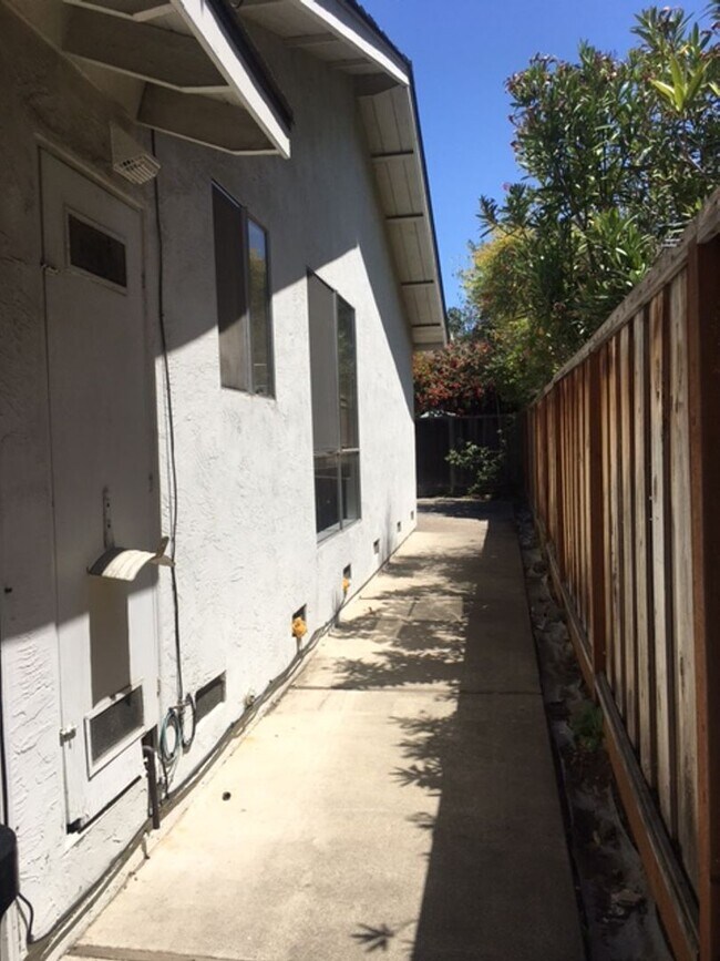 Building Photo - Single Family Home 3 Bedroom 2 Bath Corner...
