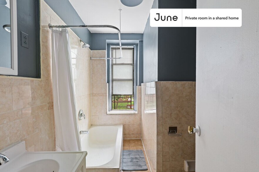 Building Photo - Room in Shared 4 bed/1 bath home