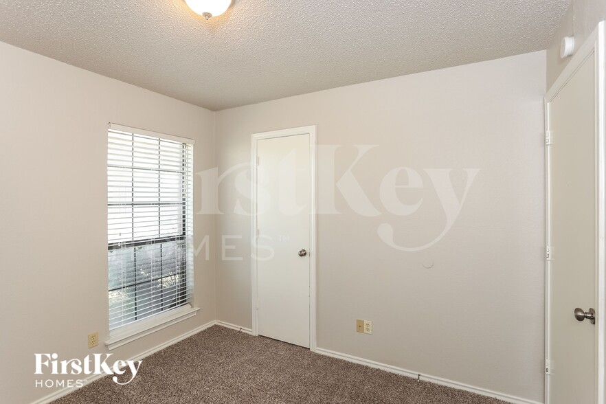Building Photo - 2321 Lakeshore Ln