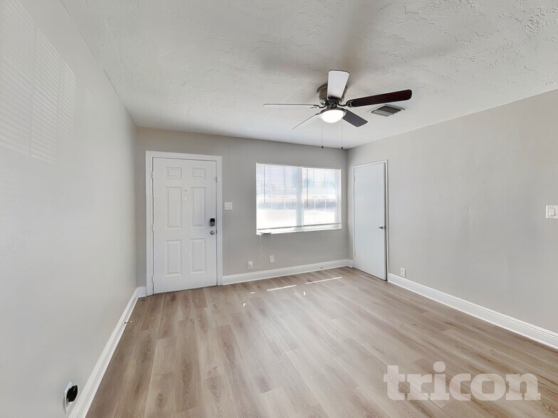 Building Photo - 3909 W Wallace Ave