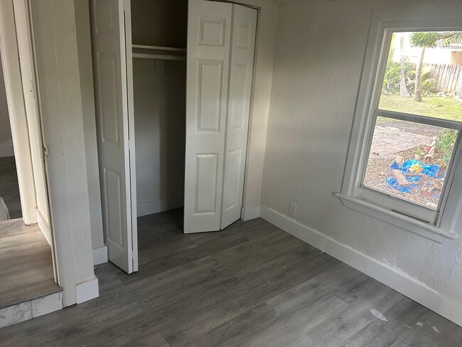 Building Photo - 823 NE 14th Pl