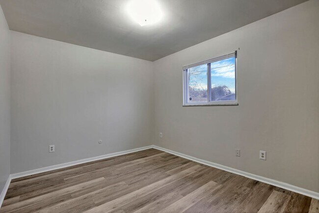 Building Photo - 2460-2462 Hiawatha St