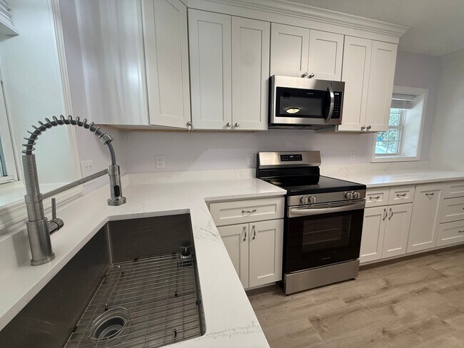 Building Photo - 120 N Pinewood Dr