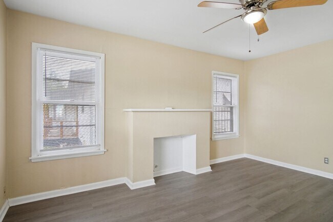 Building Photo - Close to Local Amenities and Downtown
