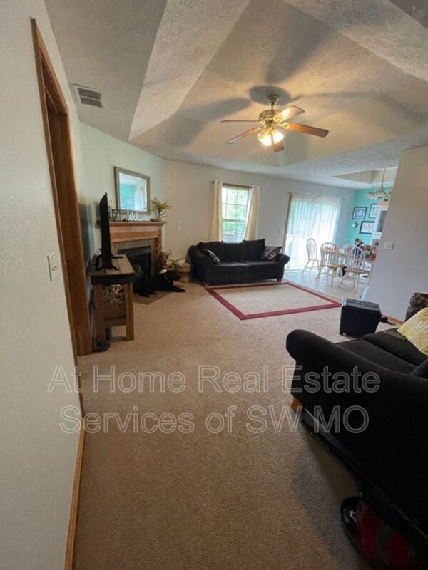 Building Photo - 104 W Twin Oak Dr