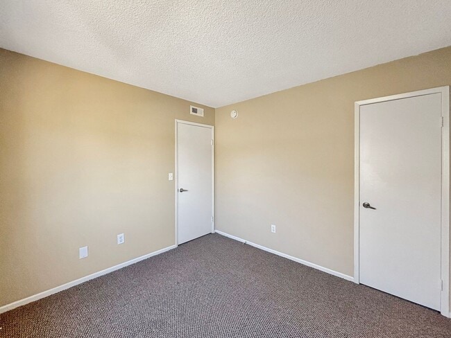 Building Photo - Beautiful 3BD/2.5BA Condo in Tierrasanta w...
