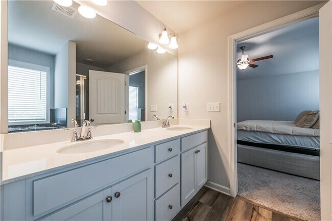 Building Photo - 4700 Blake Lp