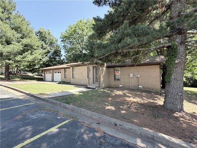 Building Photo - 1275 N Gregg Ave