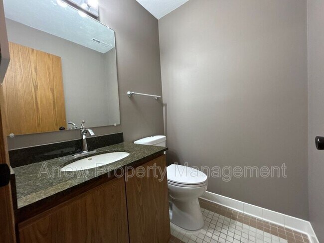 Building Photo - 208 E 5th St