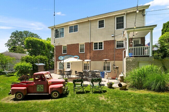 Building Photo - 87 Bolton Ave
