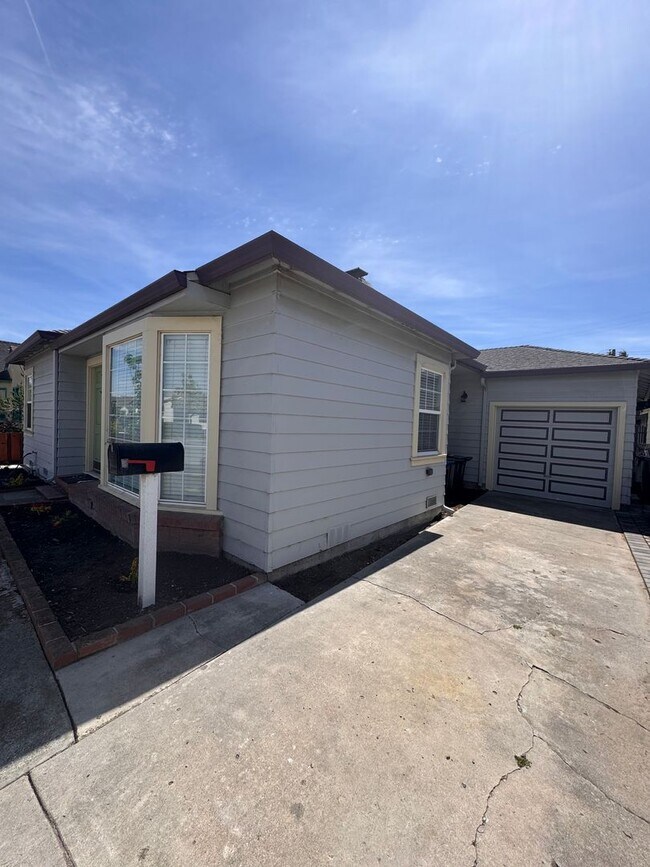 Building Photo - 21 Orange Dr