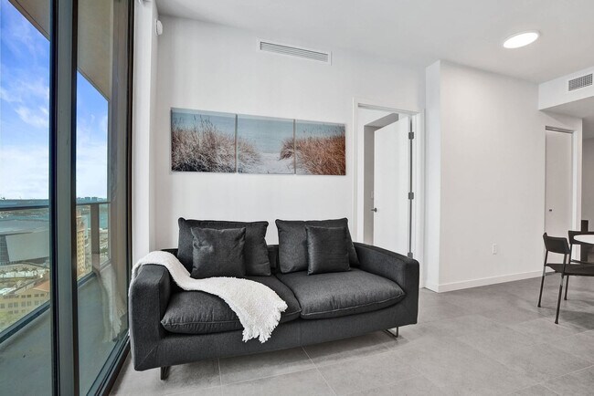 Building Photo - 121 NE 5th St