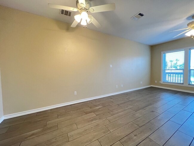 Building Photo - WATERFRONT TOWNHOME ON THE ISLAND!