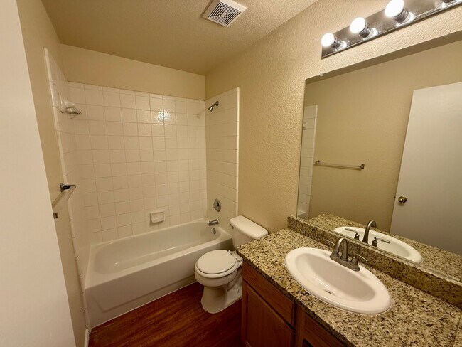 Building Photo - Beautiful 3 bedroom, 2 bathroom home in th...