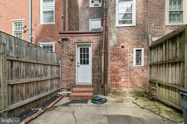 Building Photo - 320 S Juniper St