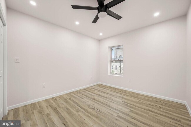 Building Photo - 437 W Girard Ave