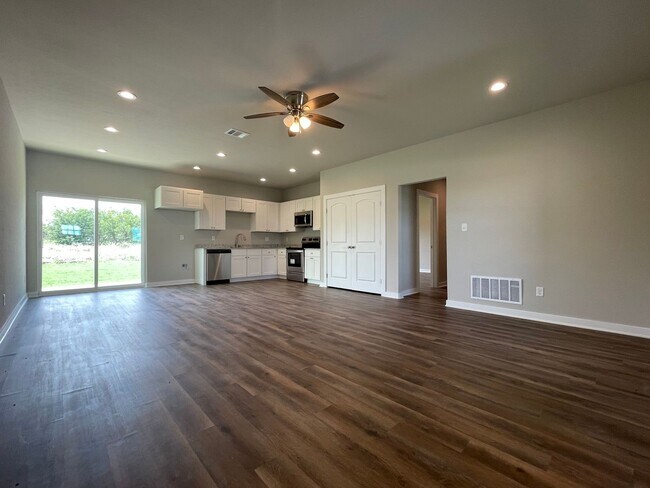 Building Photo - 3 BR / 2 BA Home in Corsicana!