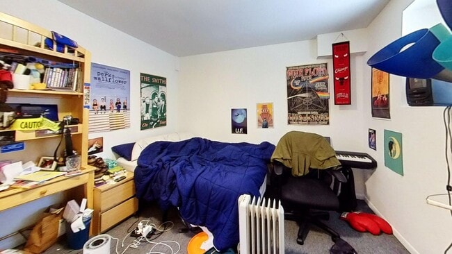 Building Photo - Duplexed Lakeview Three Bedroom Two Bath