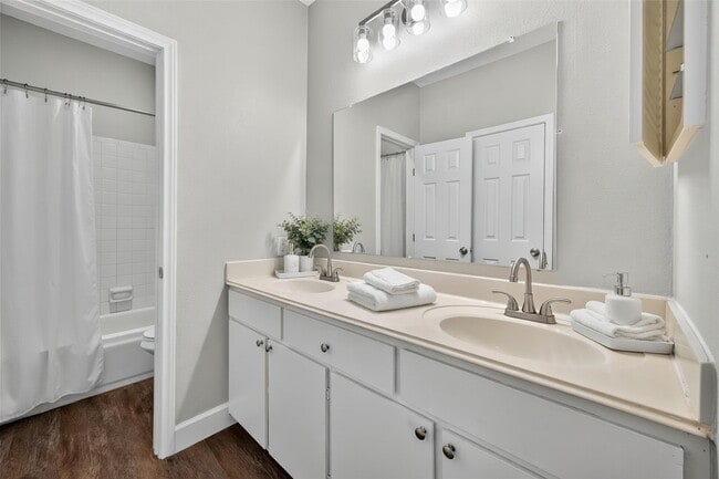 Building Photo - 9707 Richmond Ave