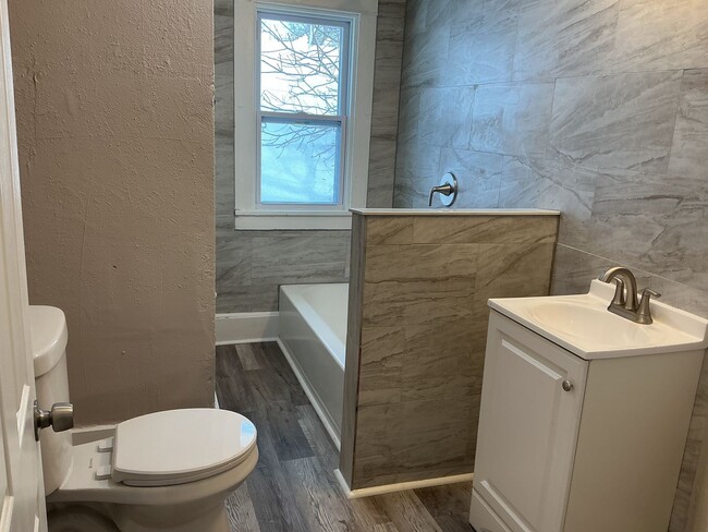 Building Photo - 3 Bedroom Single Family Home