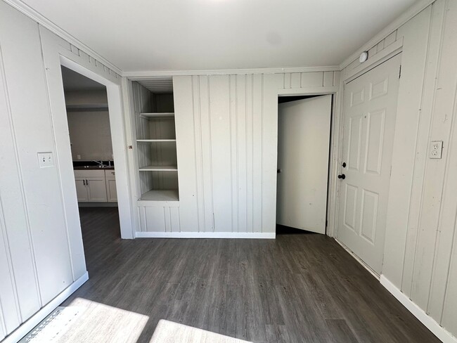 Building Photo - Five Bedroom House Available in Battle Creek