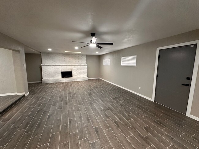 Building Photo - Beautiful 4 bedroom rental! Newly renovated!