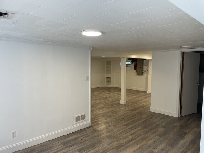 Building Photo - 746 Rio Rd E