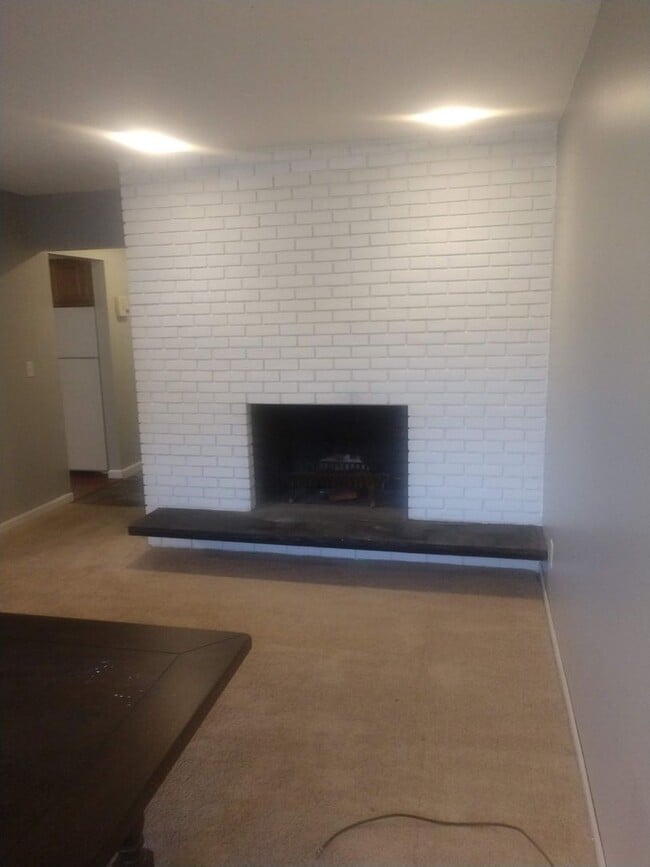 Building Photo - Three Bedroom Ranch Available July 2026!