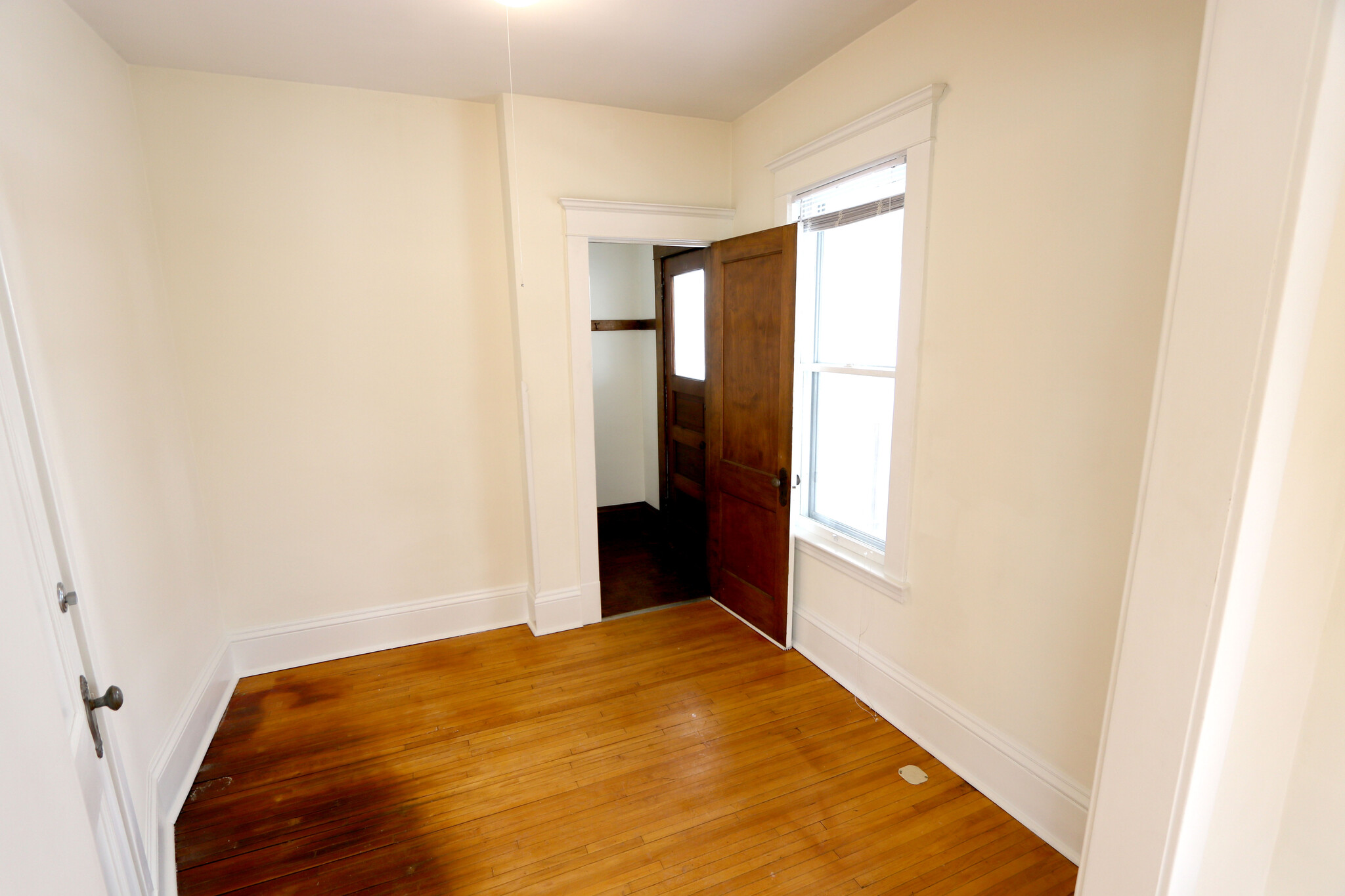 Foyer. - 2934 Oakland Avenue