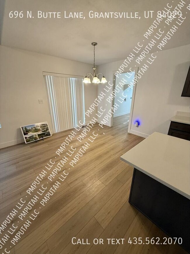 Building Photo - 696 Butte Ln