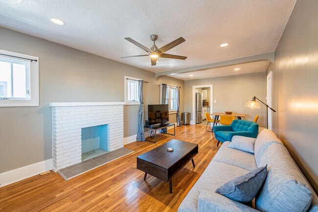 Building Photo - 722 Marquette Ave NW