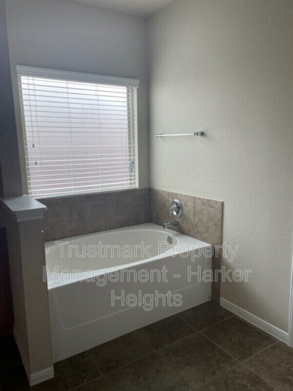 Building Photo - 8121 Iron Gate Dr