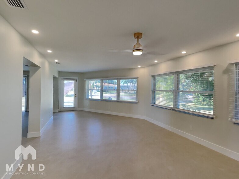 Building Photo - 10100 Paradise Blvd