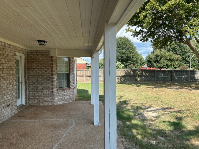 Building Photo - Spacious 3BR/2BA Lake Community Home | Soaring High Ceilings, Fireplace & 2-Car Garage