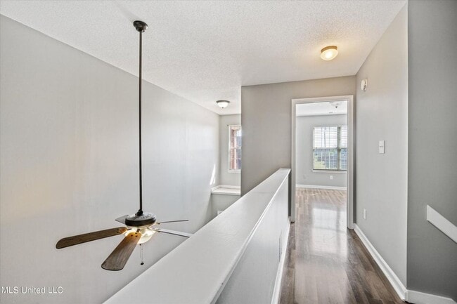 Building Photo - SUPER CUTE THREE BEDROOM 3 BATH TOWNHOME