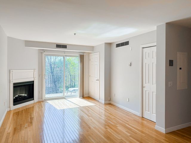 Building Photo - 60 Broadlawn Park