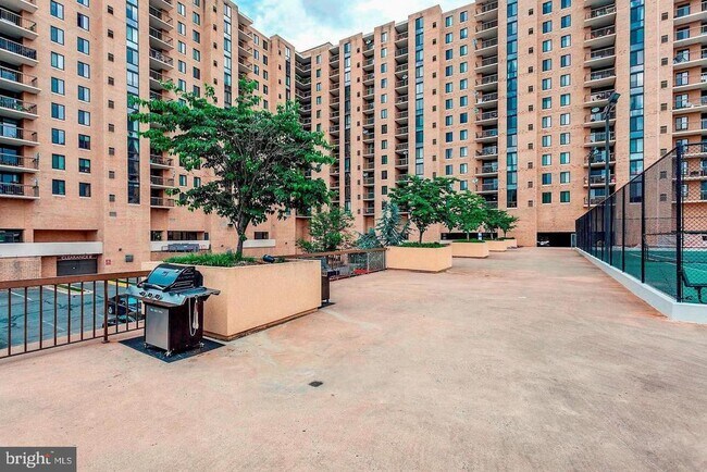 Building Photo - 4500 S Four Mile Run Dr