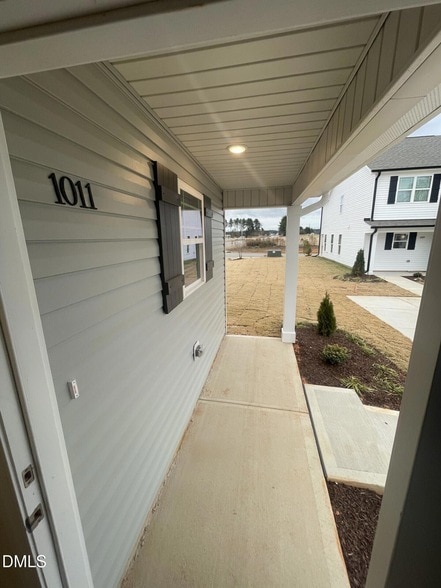 Building Photo - 1011 Peony Ln