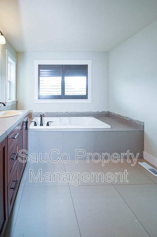 Building Photo - 14983 NW Cosmos St