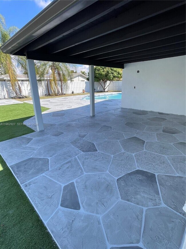 Building Photo - 8275 Shadow Wood Blvd