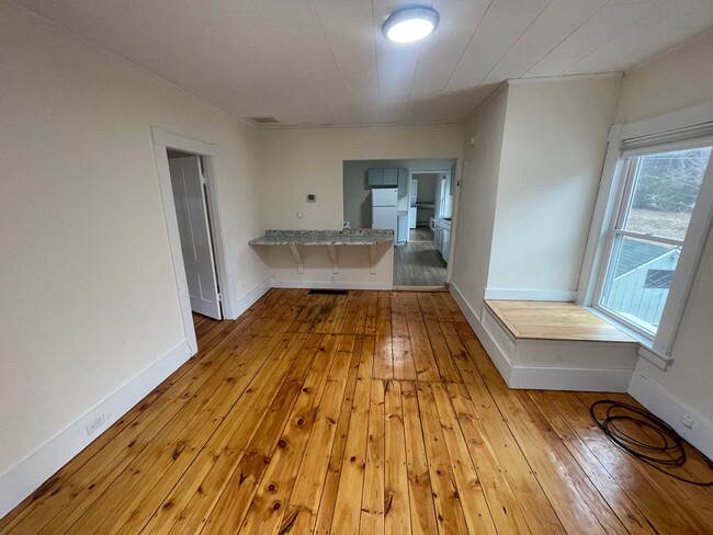 Building Photo - Spacious 3 Bedroom Unit