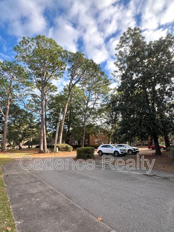 Building Photo - 2940 Oleander Dr