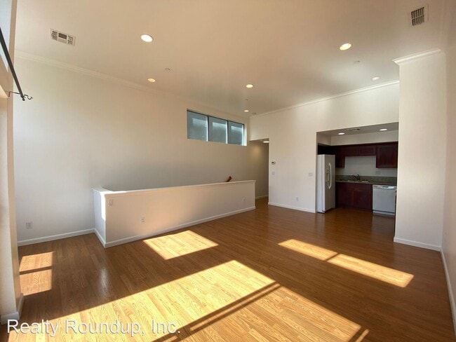 Building Photo - 2 br, 2.5 bath House - 142 4th St