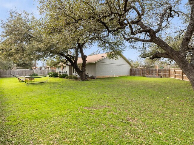 Building Photo - 2101 Falcon Hill Dr