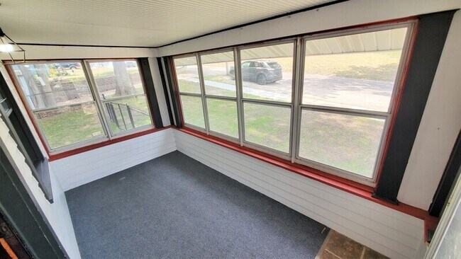 Building Photo - 1032 Maplewood Dr NE