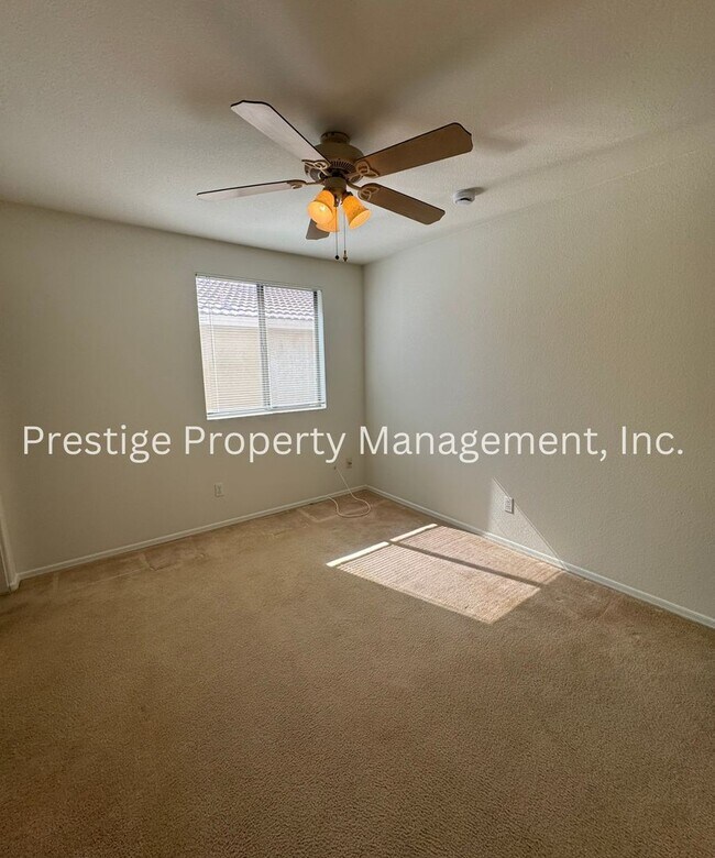 Building Photo - This charming 3+den/2 Bath East Home Is just What You Need!!