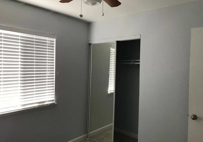 Building Photo - Close to freeway and shopping